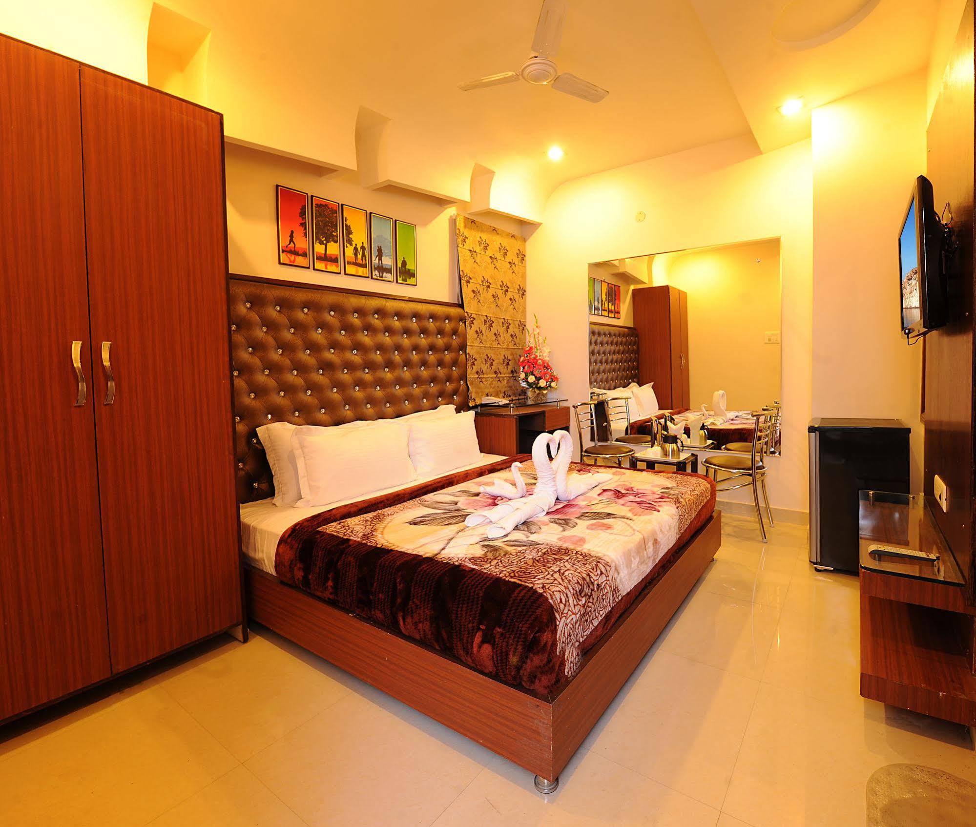 Hotel Pearl Inn & Suites Amritsar Exterior foto