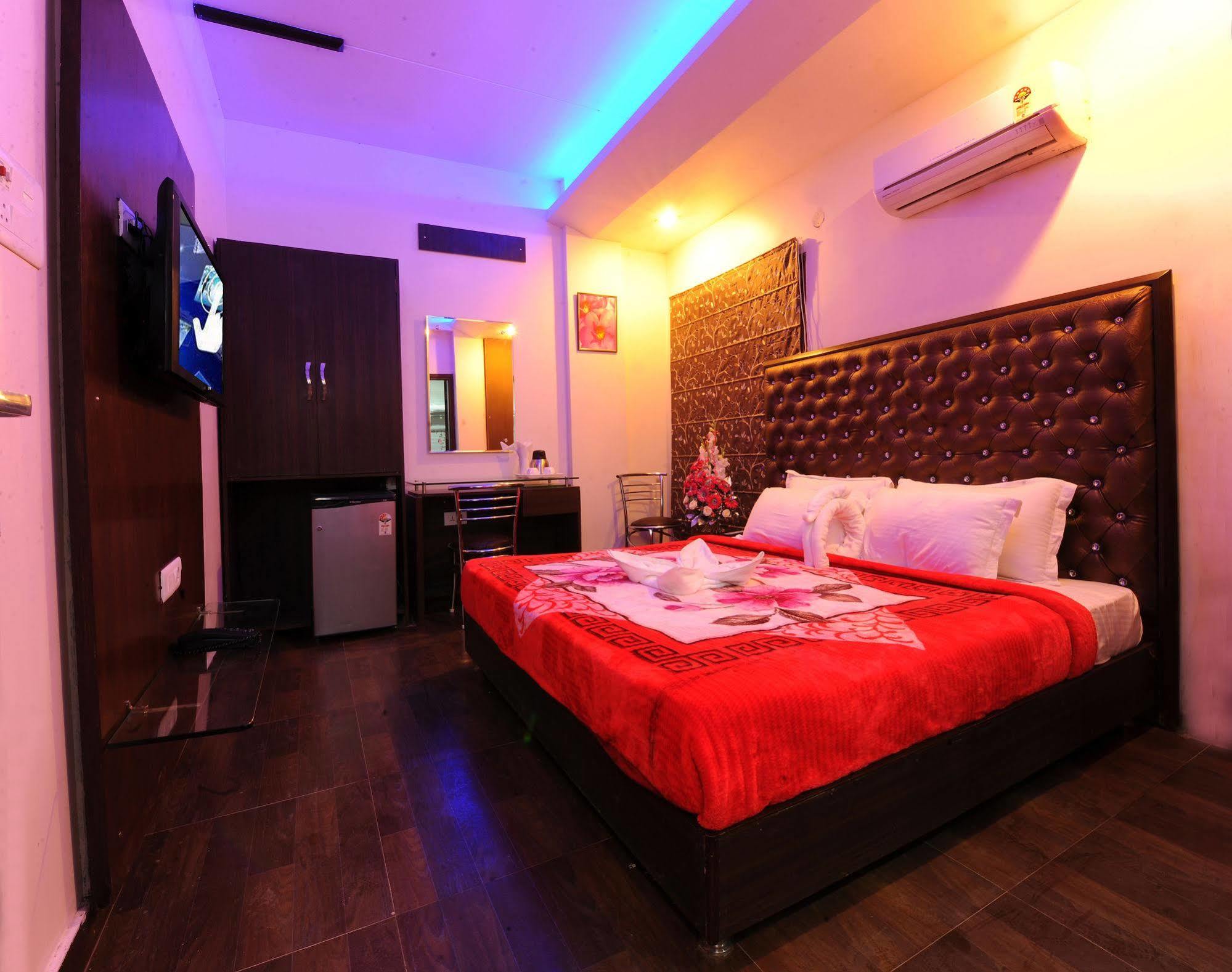 Hotel Pearl Inn & Suites Amritsar Exterior foto