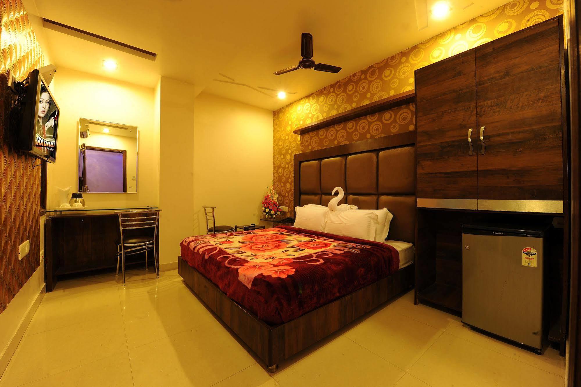Hotel Pearl Inn & Suites Amritsar Exterior foto