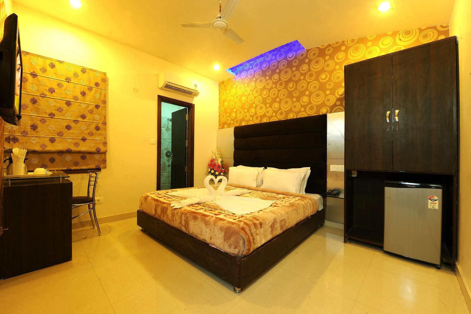 Hotel Pearl Inn & Suites Amritsar Exterior foto