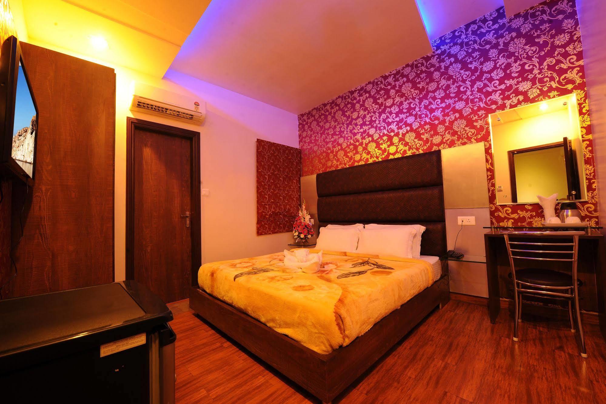 Hotel Pearl Inn & Suites Amritsar Exterior foto